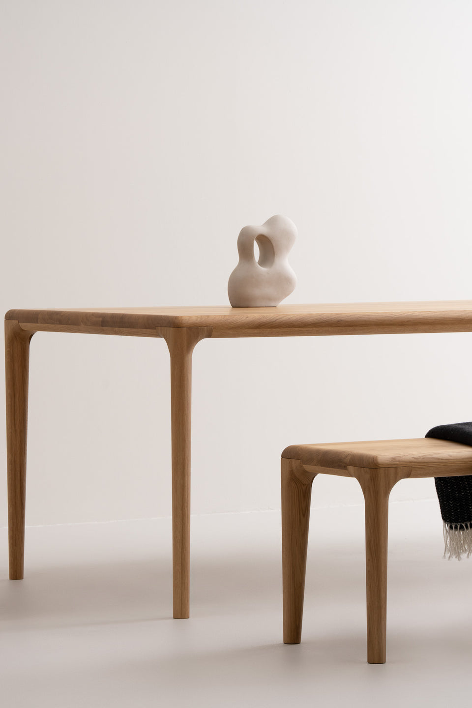 Verstärkte Tischplatte für Stärke und Stabilität im täglichen Gebrauch.