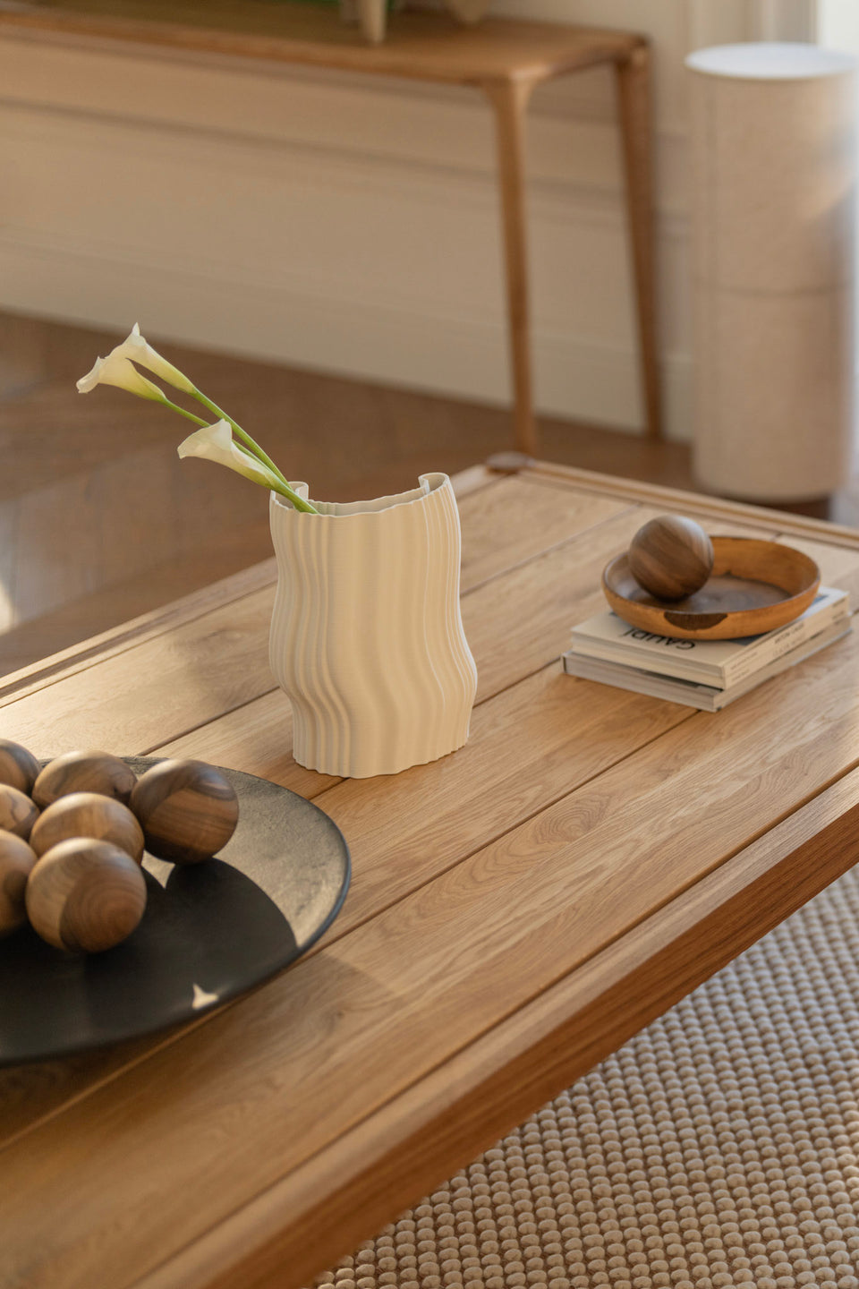Solid-wood panelled top showcasing natural grain and craftsmanship.