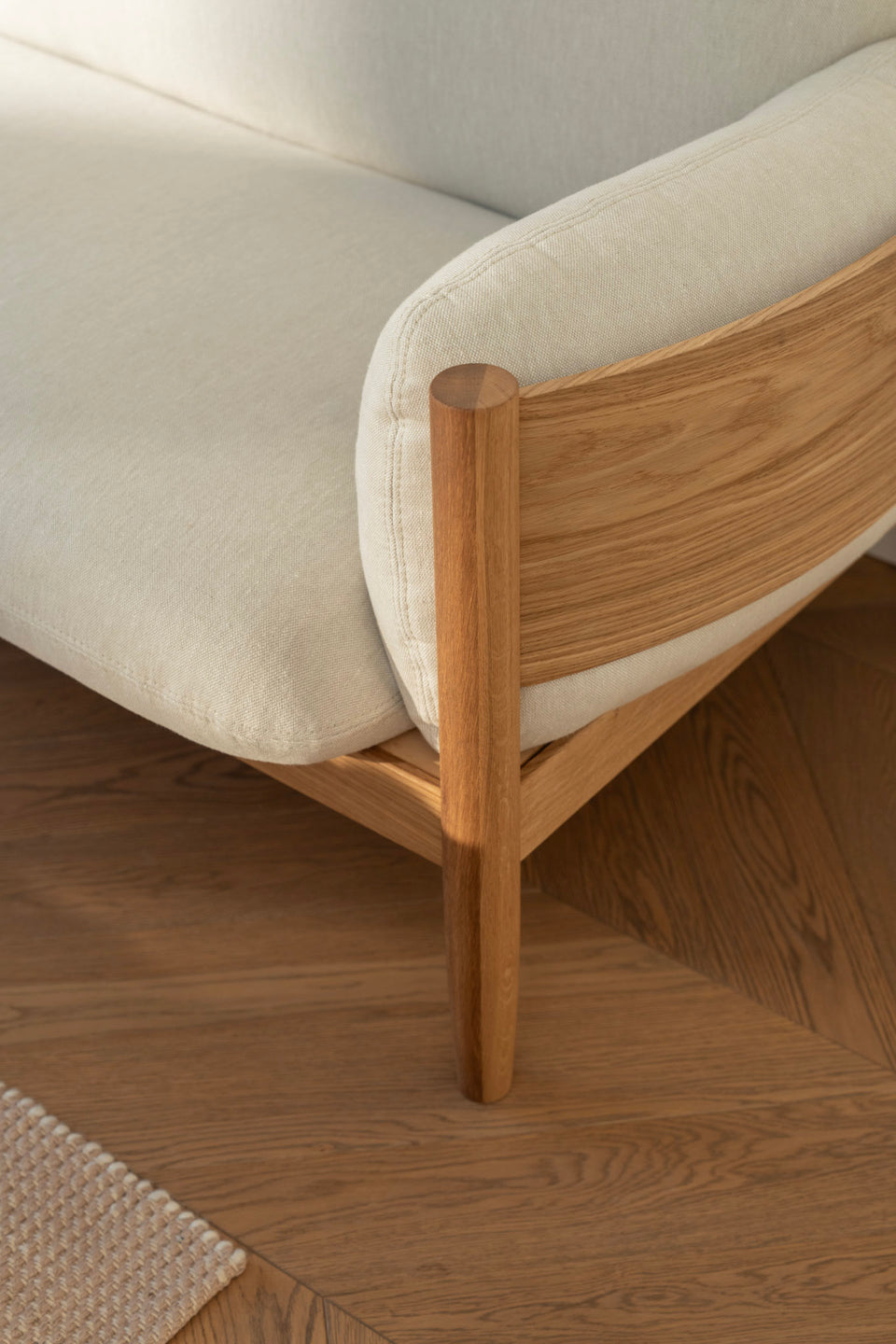 Structure en bois massif courbé, fabriquée à la main pour une solidité optimale.