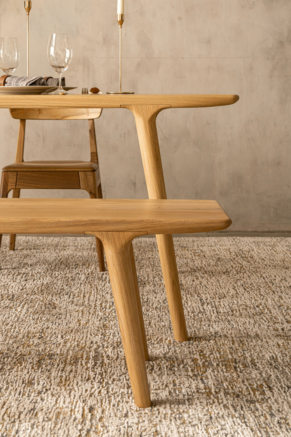 Structure en bois massif pour une solidité durable.