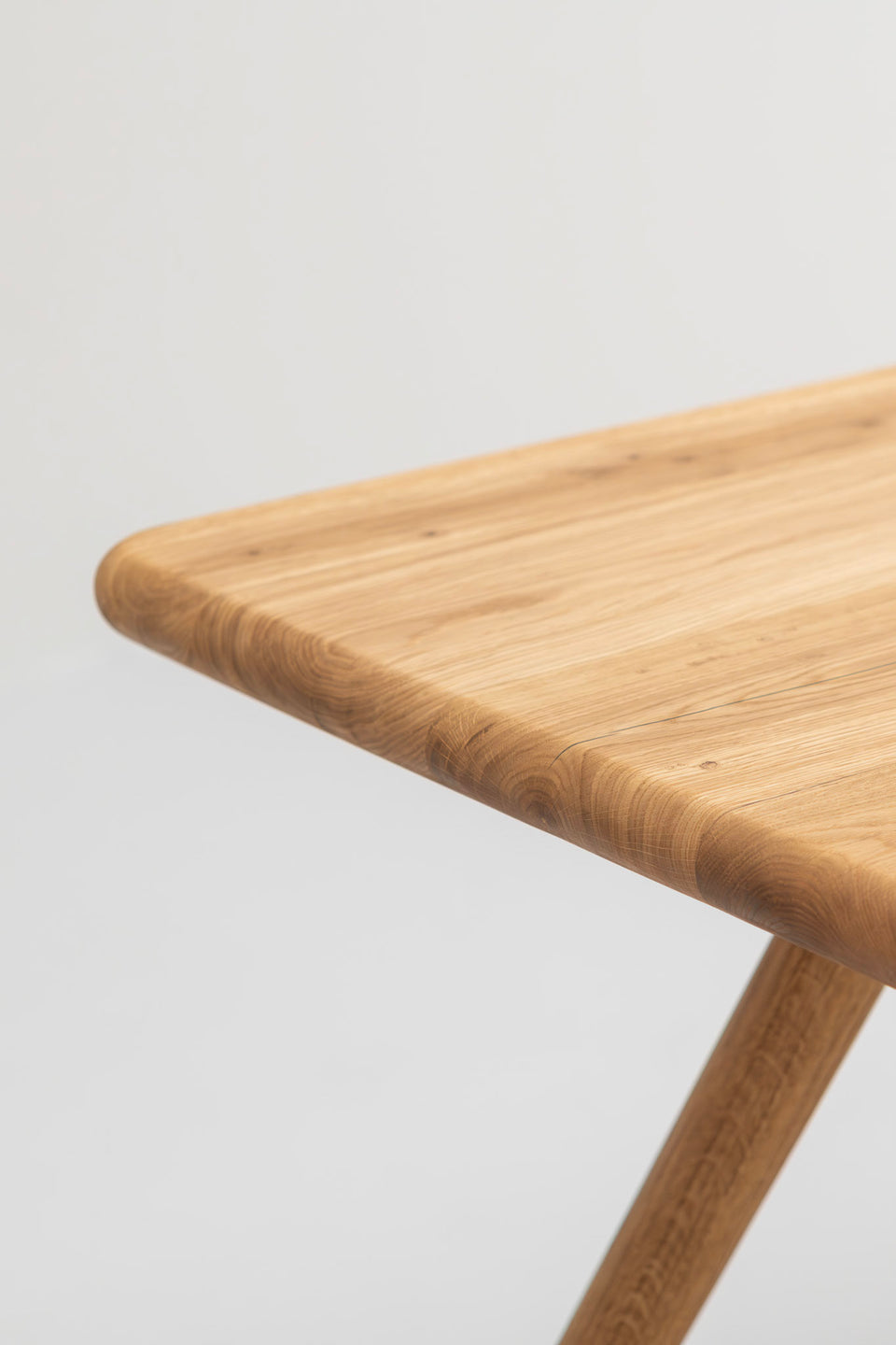 Légère courbure des bords pour un confort au quotidien.