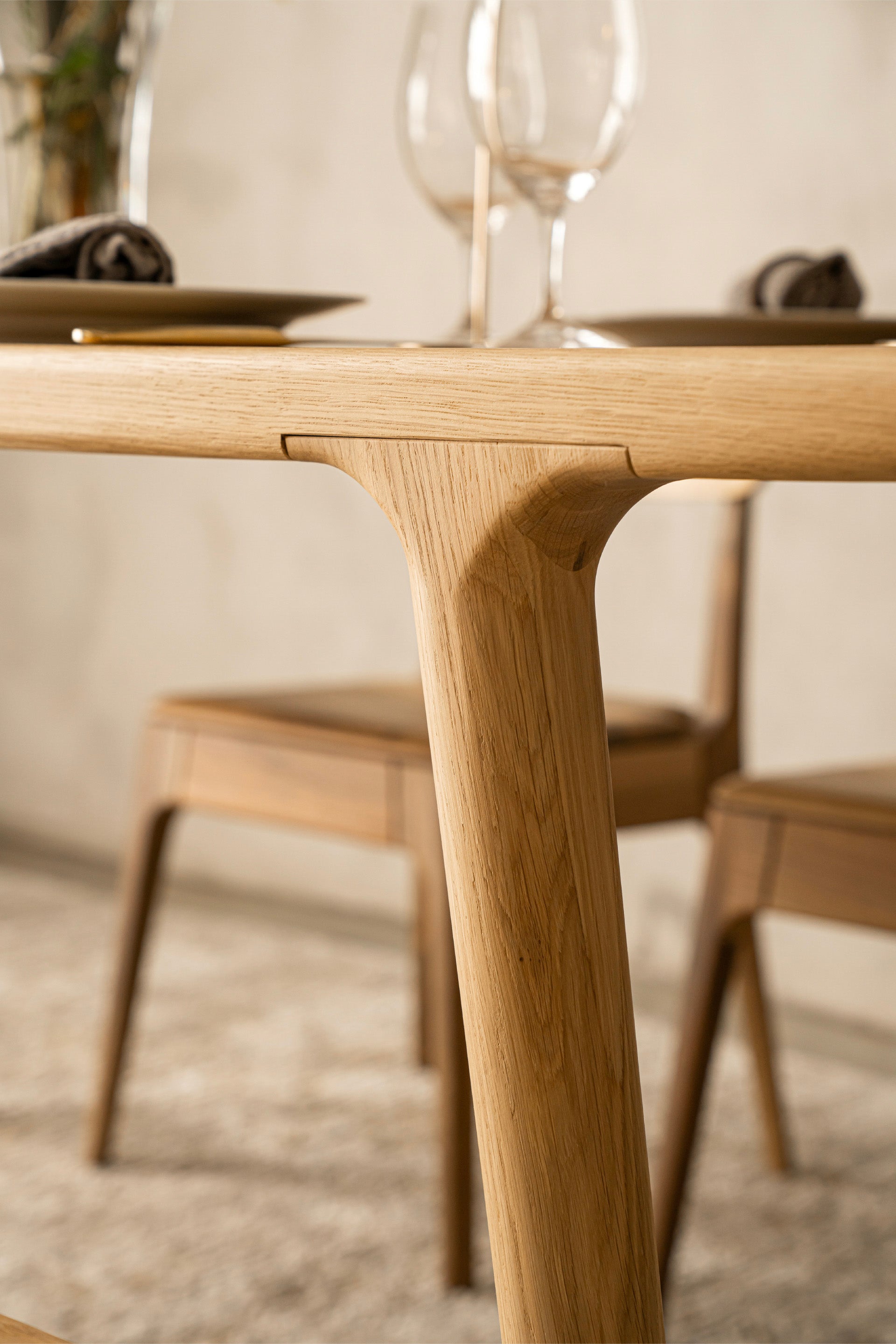 Wahl zwischen Bein-Designs: markant (BRUNO) oder elegant (BRUNO S).