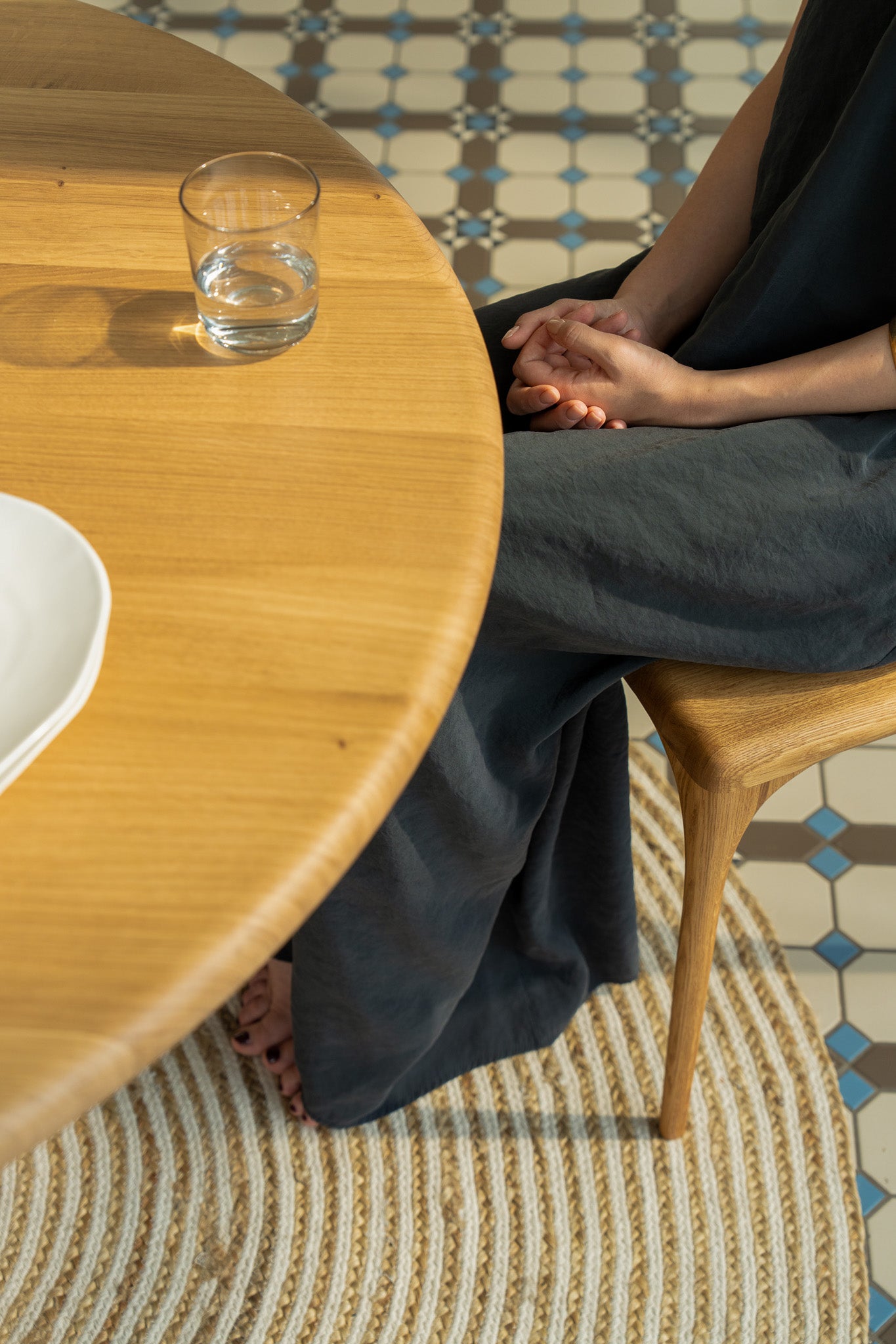 ARLEN Round Dining Tables