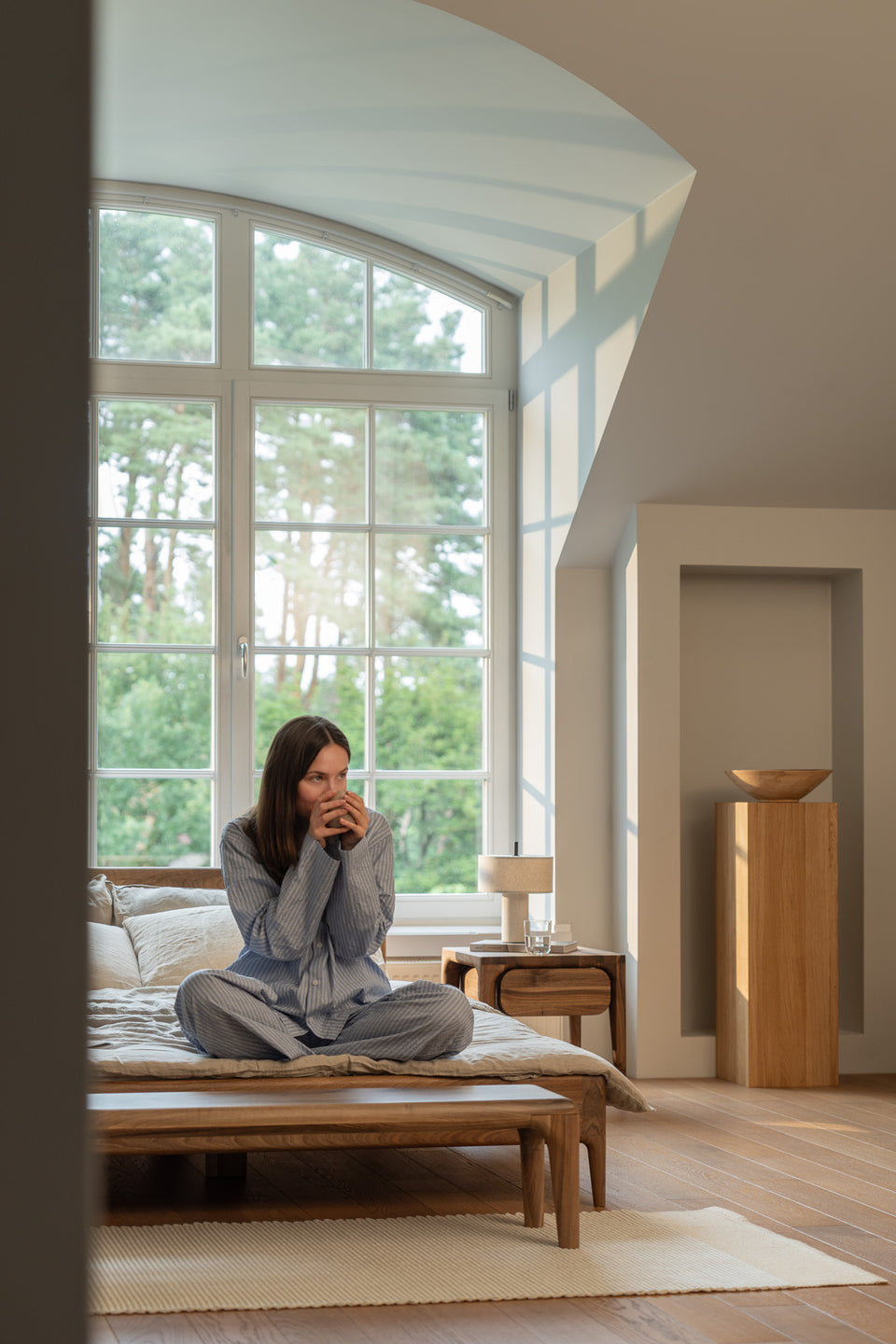 Versatile use in living room, entryway, or bedroom.