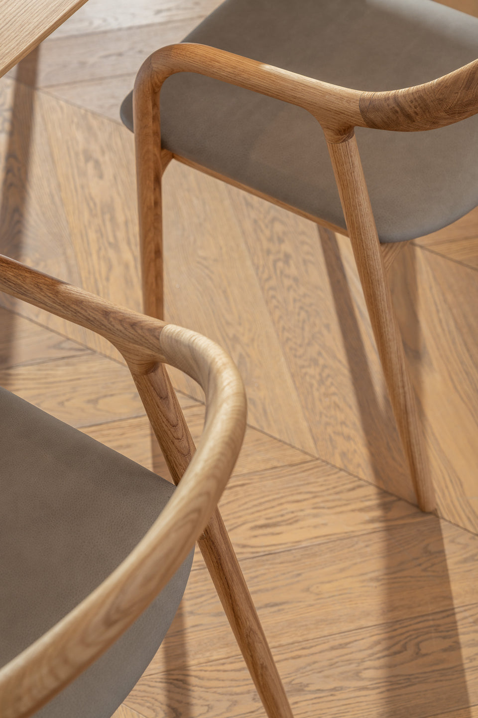 Gepolsterter Sitz aus italienischem Leinen oder Leder für langanhaltenden Komfort.