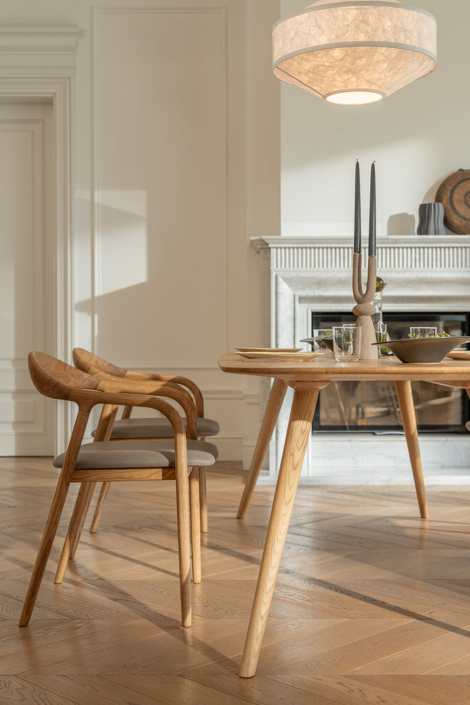 Konisch zulaufende Beine betonen die elegante und zugleich bodenständige Form.