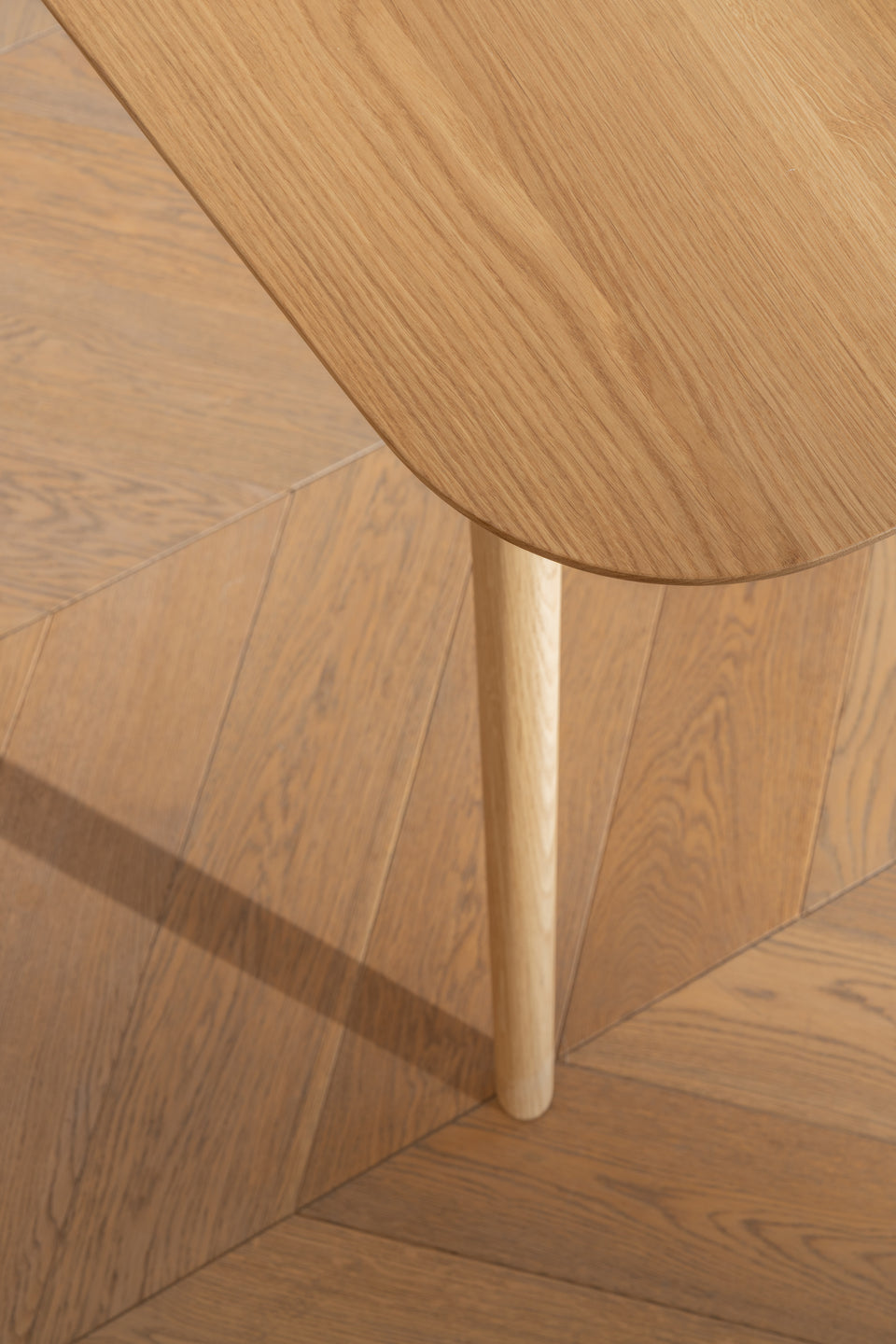 Tapered legs and rounded edges for a fluid, elegant profile.