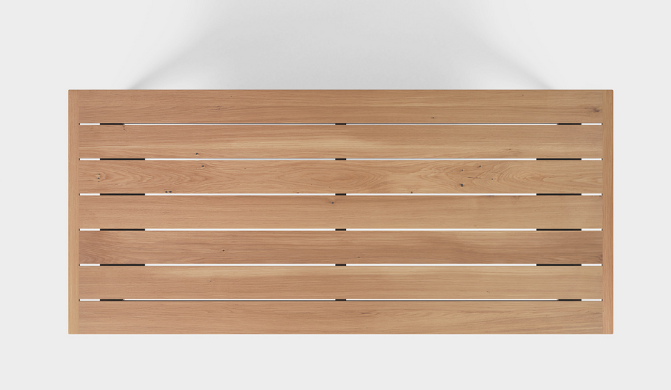 Espaces entre les lames pour favoriser la circulation de l’air et le drainage.