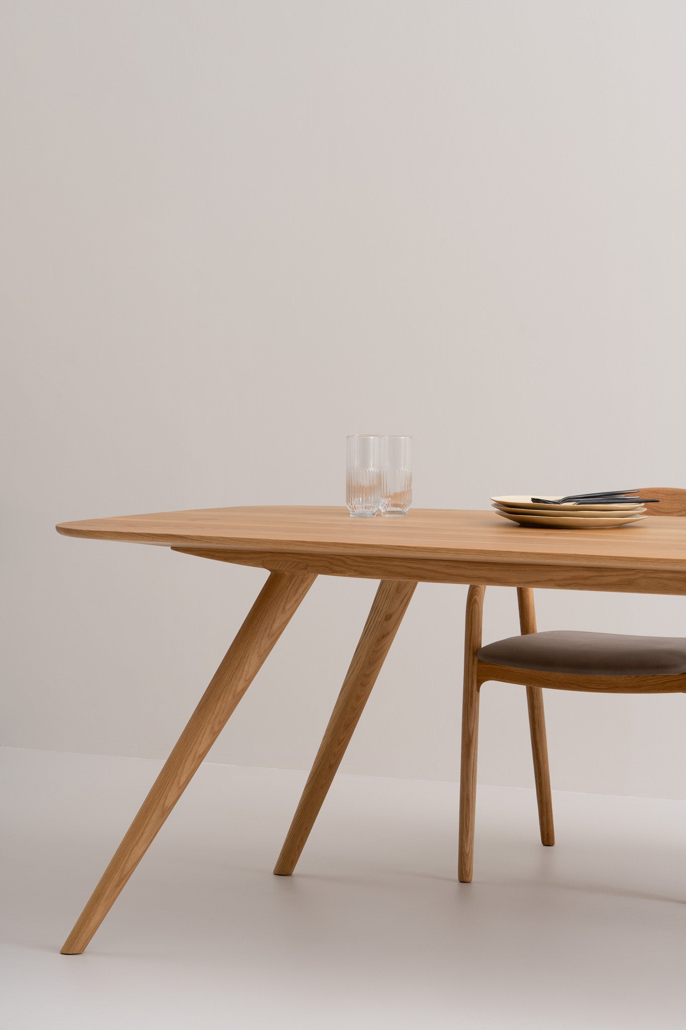 TAVI | Esstisch image 37