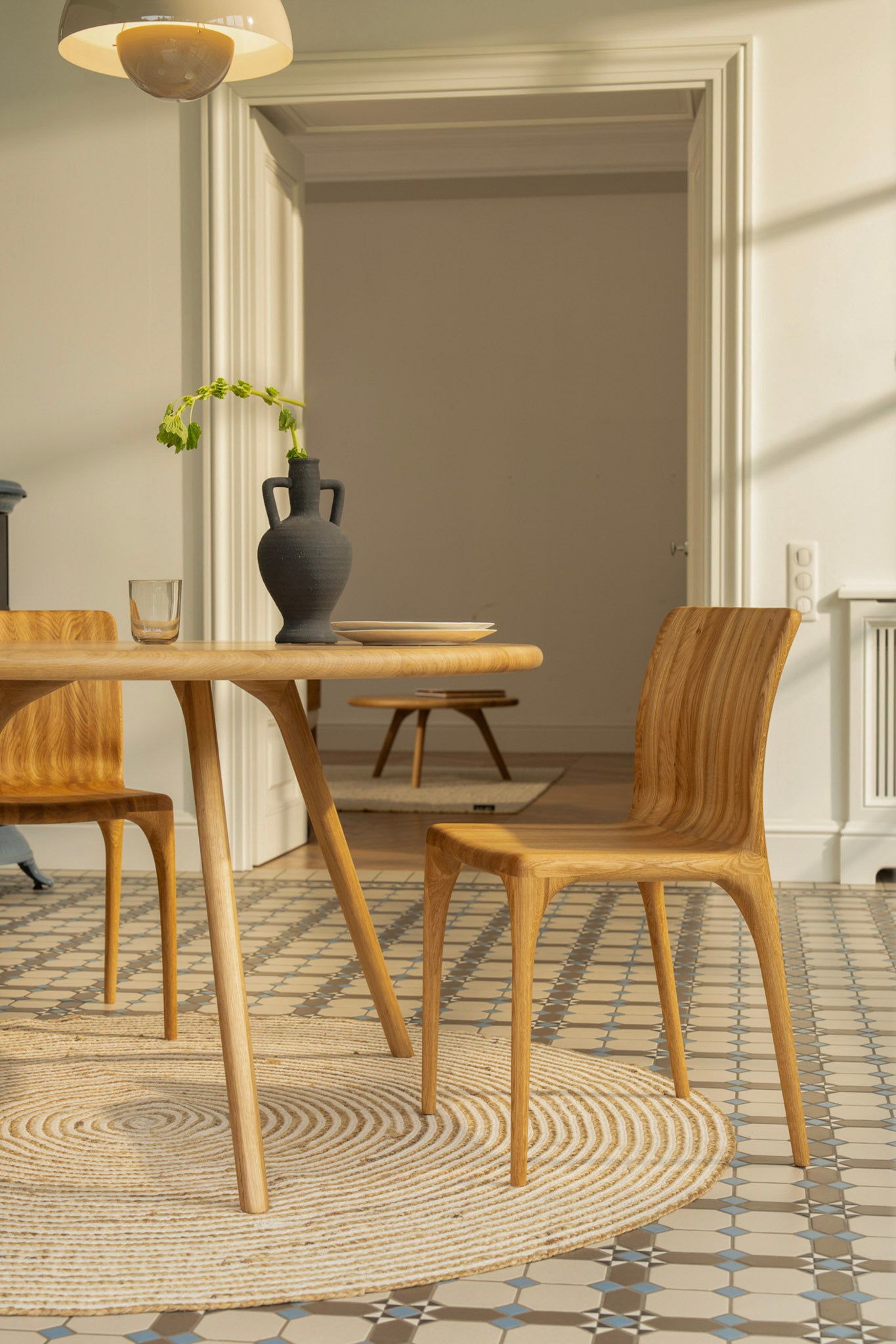 Skandinavische Wärme trifft auf moderne Geometrie.