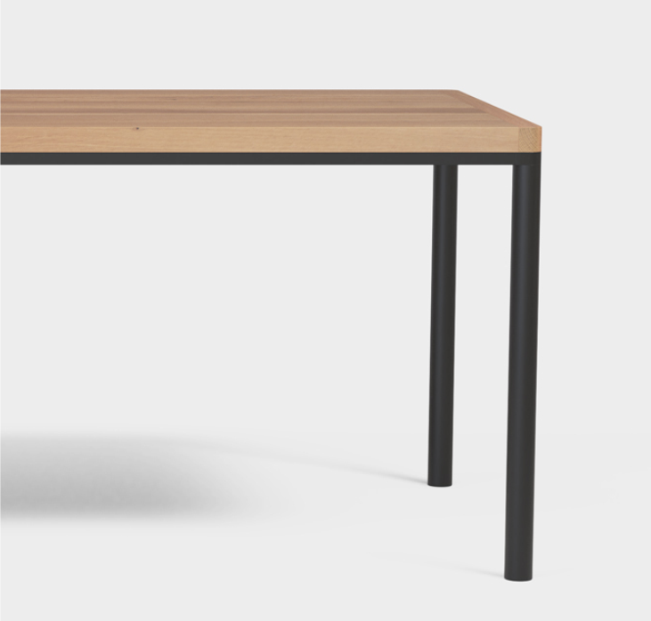 Des pieds en acier associés au bois massif pour un aspect épuré et raffiné.Des pieds en acier associés au bois massif pour un aspect épuré et raffiné.