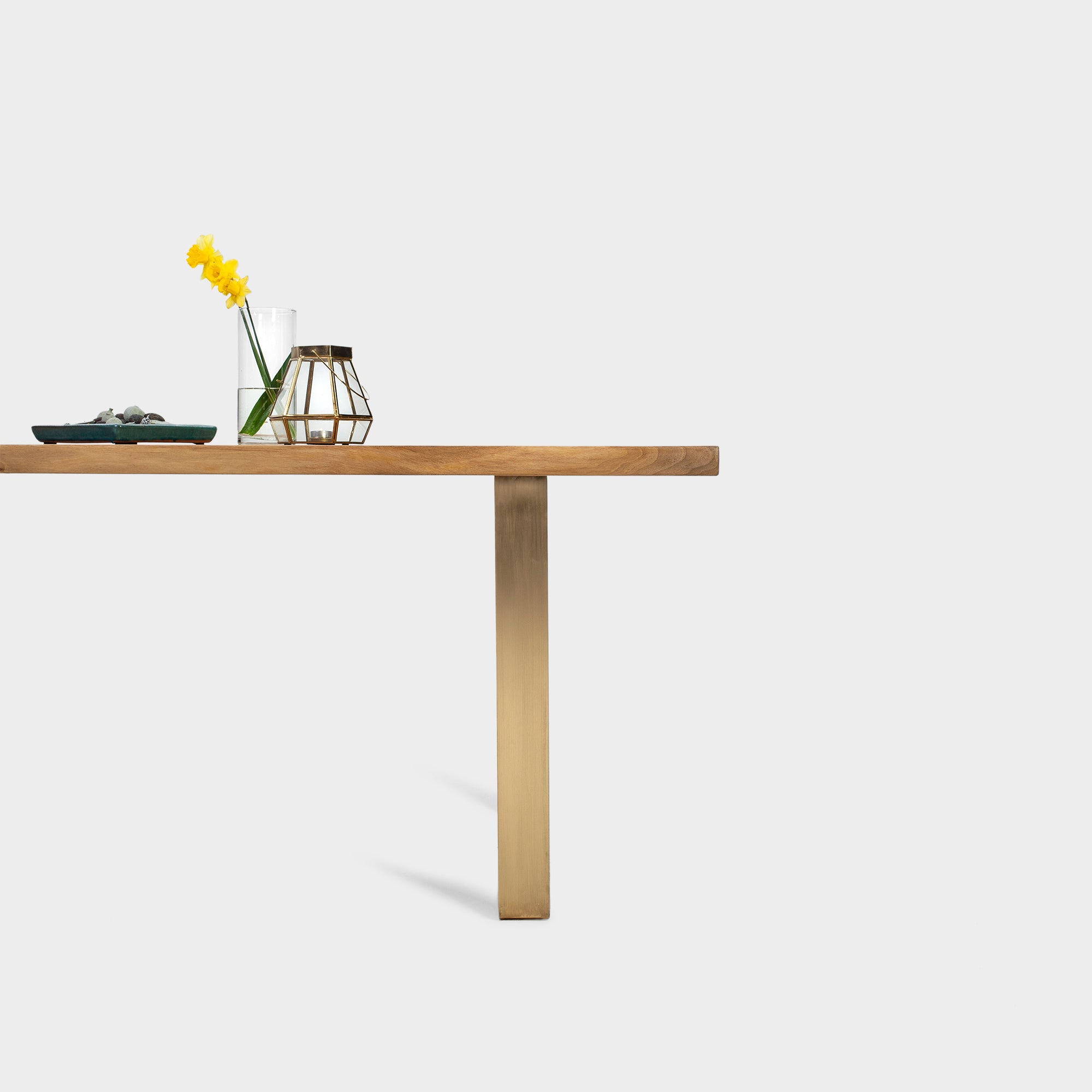 Moderner Esstisch auf Messing U-Beinen | MILANO-Hardman Design